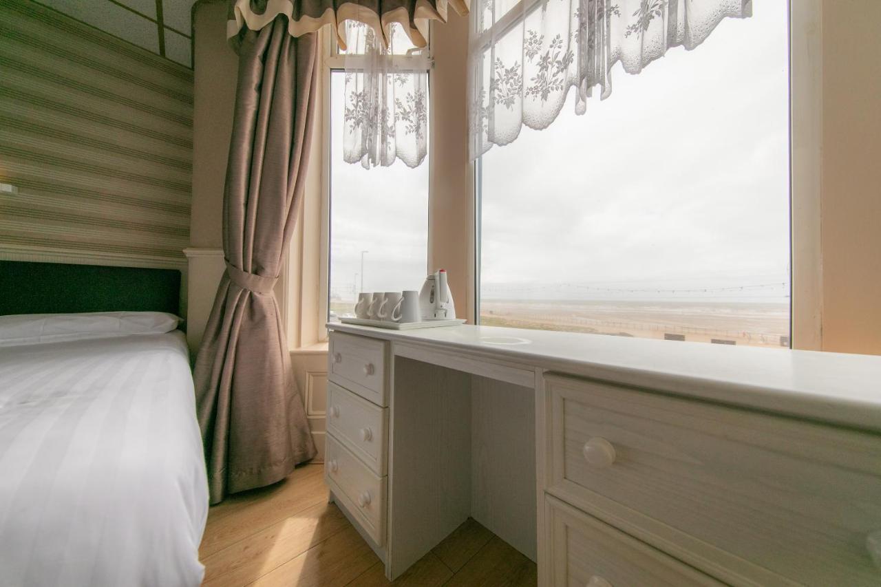 Lyndene Hotel Blackpool Bagian luar foto
